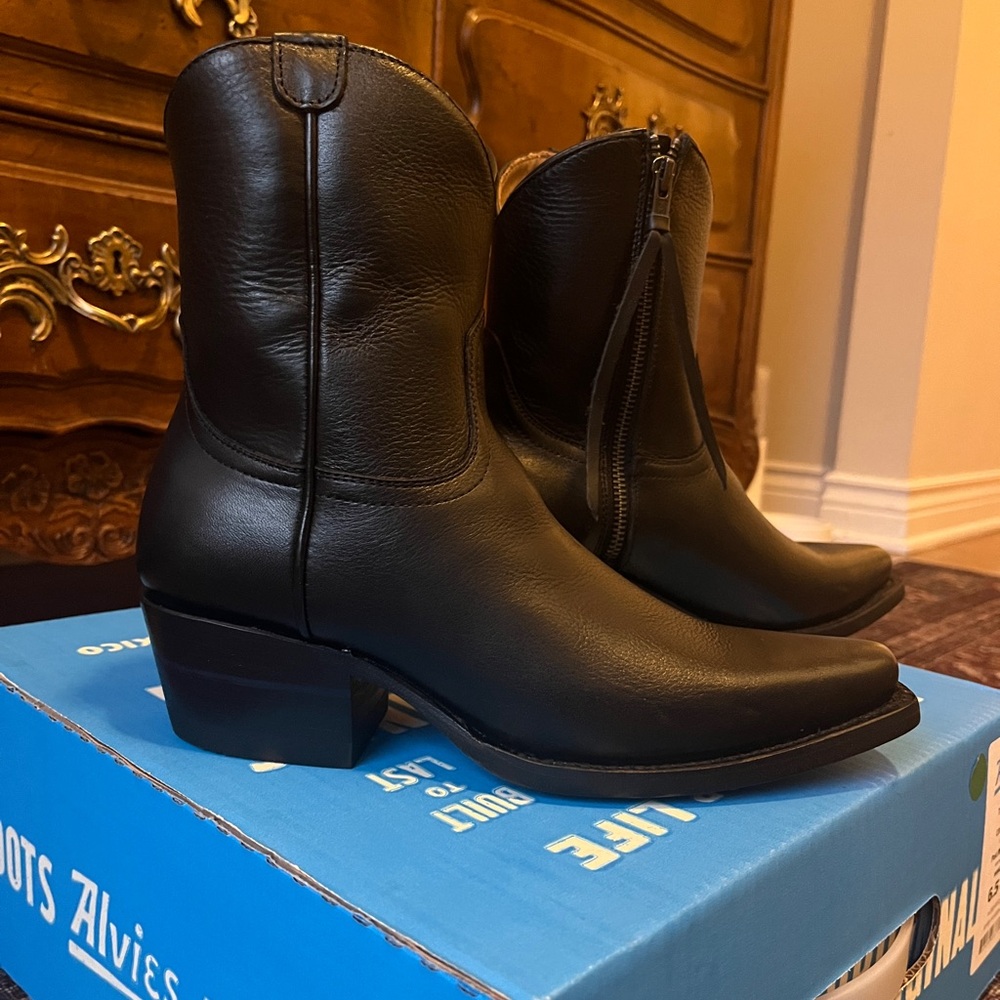 Alvies Women Boot size 6.5 black brand new
